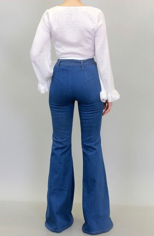 Flirty fit wide leg flare jeans with detachable belt that accentuates the waist. Features front pockets and button detail.